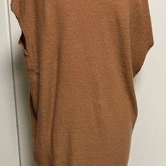 LASUDのアシメニットベストの画像