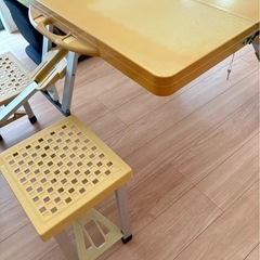 折りたたみテーブルチェアセット の画像
