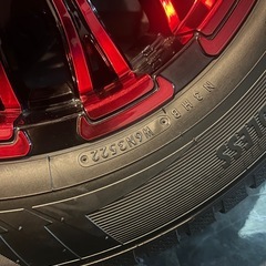 【美品】ハイエース　スタッドレス　赤の画像