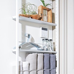 【新品未使用品】超薄型突っ張りディスプレイ収納ラック　奥行12cmの画像