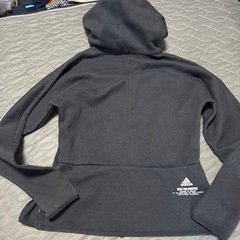 adidas パーカー　黒の画像