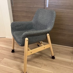 IKEA VEDBO アームチェア ダークグレーの画像