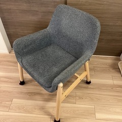 IKEA VEDBO アームチェア ダークグレーの画像