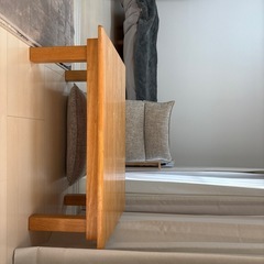 木製テーブルと座椅子【無料】の画像