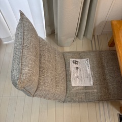 木製テーブルと座椅子【無料】の画像