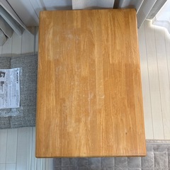 木製テーブルと座椅子【無料】の画像