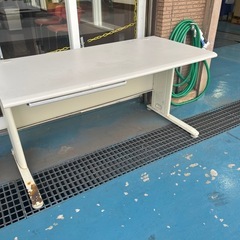 オフィスデスクの画像