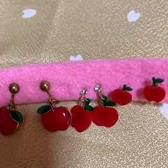 りんごのイヤリング　りんご小物入れ付きの画像