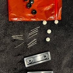 スマホ 充電 棚 ラック 幅 60cm 壁面 山崎実業 タワー tower 石こうボード壁対応タブレット＆ブック棚 立てかけ 壁掛け タブレット 立て ウォールシェルフ 本棚 小物 置き場 2196 2197  ipad iphone Android おしゃれ ブラック ホワイト シンプル スリム ベッドサイド 寝室　充電したまま置けるの画像