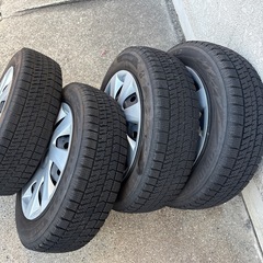中古スタッドレスタイヤ　ホイールカバー付き４本鉄ホイールの画像