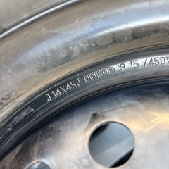 中古スタッドレスタイヤ　ホイールカバー付き４本鉄ホイールの画像