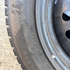 中古スタッドレスタイヤ　ホイールカバー付き４本鉄ホイールの画像