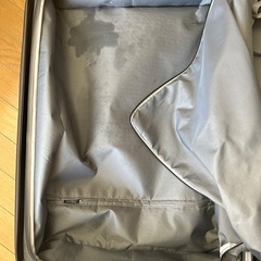 スーツケース大　黒　TSAロック有　※内部に２箇所汚れありの画像