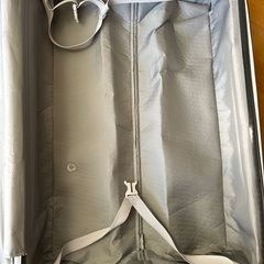 スーツケース大　黒　TSAロック有　※内部に２箇所汚れありの画像