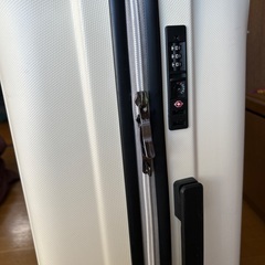 スーツケース大 白　TSAロック有　内部・外部ともに汚れ多数の画像