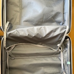 スーツケース大 白　TSAロック有　内部・外部ともに汚れ多数の画像