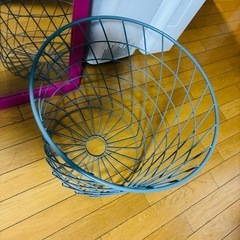 サイドテーブル　収納付きワイヤーテーブルの画像