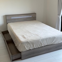 ダブルベッドの画像