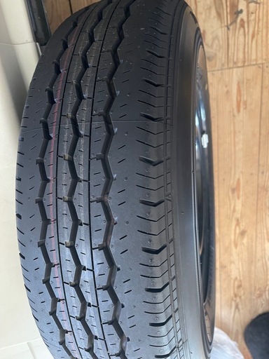 ハイエース　タイヤ4本セット（スチールホイル付）