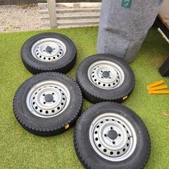 エブリイ　12インチスタッドレス【4本タイヤホイルセット】美品　...