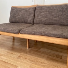 ニトリ2人掛けソファ　木製の画像