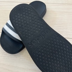 adidas サンダルの画像