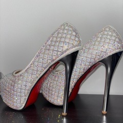 人気ブランドanのクリスタルヒール👠🤍の画像