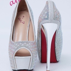 人気ブランドanのクリスタルヒール👠🤍の画像