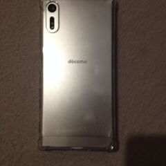 アンドロイドスマホと充電器の画像