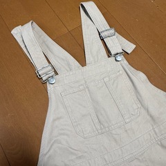 ベージュ サロペット 調整可能ストラップの画像