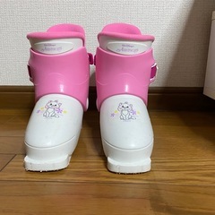 ジュニア用スキーの3点セットです。の画像