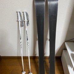 ジュニア用スキーの3点セットです。の画像