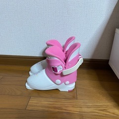 ジュニア用スキーの3点セットです。の画像
