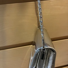 ショルダーバッグ　シルバー　レディースの画像