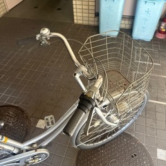 大人用自転車　27インチ、6段ギア、オートライト、鍵付き、ママチャリ、シルバー、ラルゲッタの画像