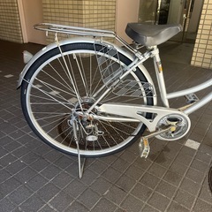 大人用自転車　27インチ、6段ギア、オートライト、鍵付き、ママチャリ、シルバー、ラルゲッタの画像