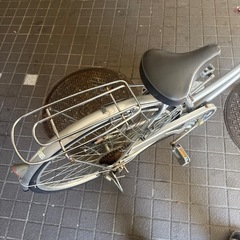 大人用自転車　27インチ、6段ギア、オートライト、鍵付き、ママチャリ、シルバー、ラルゲッタの画像