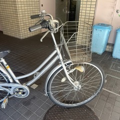 大人用自転車　27インチ、6段ギア、オートライト、鍵付き、ママチャリ、シルバー、ラルゲッタの画像