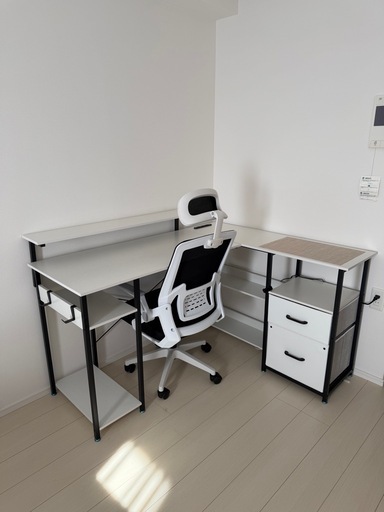 パソコンデスクとオフィスチェア