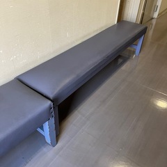 ベンチ2台の画像