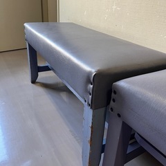 ベンチ2台の画像