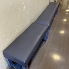 ベンチ2台の画像