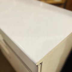 キッチンボード レンジ台 キャビネット 食器棚 ホワイト 木目 天板メラミン 耐熱 耐水 カップボード Kitchen Board Cabinet Cupboard キッチンカウンター 背面化粧仕上げ 幅80cm 食器棚 完成品 間仕切り レンジ台 キッチン 収納 作業台 ホワイト ブラック 光沢 コンセント 引き出し 高級感 清潔感 おしゃれ カジュアル モダン 家電収納・引き出し・扉収納の機能を1台でコンパクトにまとめたキッチンカウンターです。の画像