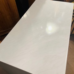 キッチンボード レンジ台 キャビネット 食器棚 ホワイト 木目 天板メラミン 耐熱 耐水 カップボード Kitchen Board Cabinet Cupboard キッチンカウンター 背面化粧仕上げ 幅80cm 食器棚 完成品 間仕切り レンジ台 キッチン 収納 作業台 ホワイト ブラック 光沢 コンセント 引き出し 高級感 清潔感 おしゃれ カジュアル モダン 家電収納・引き出し・扉収納の機能を1台でコンパクトにまとめたキッチンカウンターです。の画像