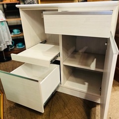 キッチンボード レンジ台 キャビネット 食器棚 ホワイト 木目 天板メラミン 耐熱 耐水 カップボード Kitchen Board Cabinet Cupboard キッチンカウンター 背面化粧仕上げ 幅80cm 食器棚 完成品 間仕切り レンジ台 キッチン 収納 作業台 ホワイト ブラック 光沢 コンセント 引き出し 高級感 清潔感 おしゃれ カジュアル モダン 家電収納・引き出し・扉収納の機能を1台でコンパクトにまとめたキッチンカウンターです。の画像