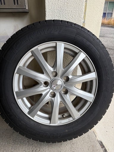 お話中　16インチのスタッドレスタイヤ　ホイール付き　中古品　4本　21年製