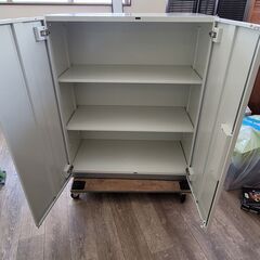 両開書庫 ローキャビネット 3段棚付き 鍵無し/台座付き 約W900×D450×H1110mm 25l菊TK 1の画像