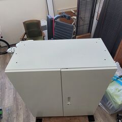 両開書庫 ローキャビネット 3段棚付き 鍵無し/台座付き 約W900×D450×H1110mm 25l菊TK 1の画像