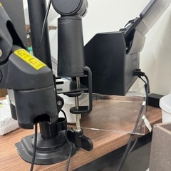 マイクアームとダイナミックマイクの画像