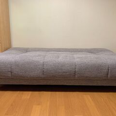 おしゃれなグレーのソファーベッド（幅約180cm）の画像